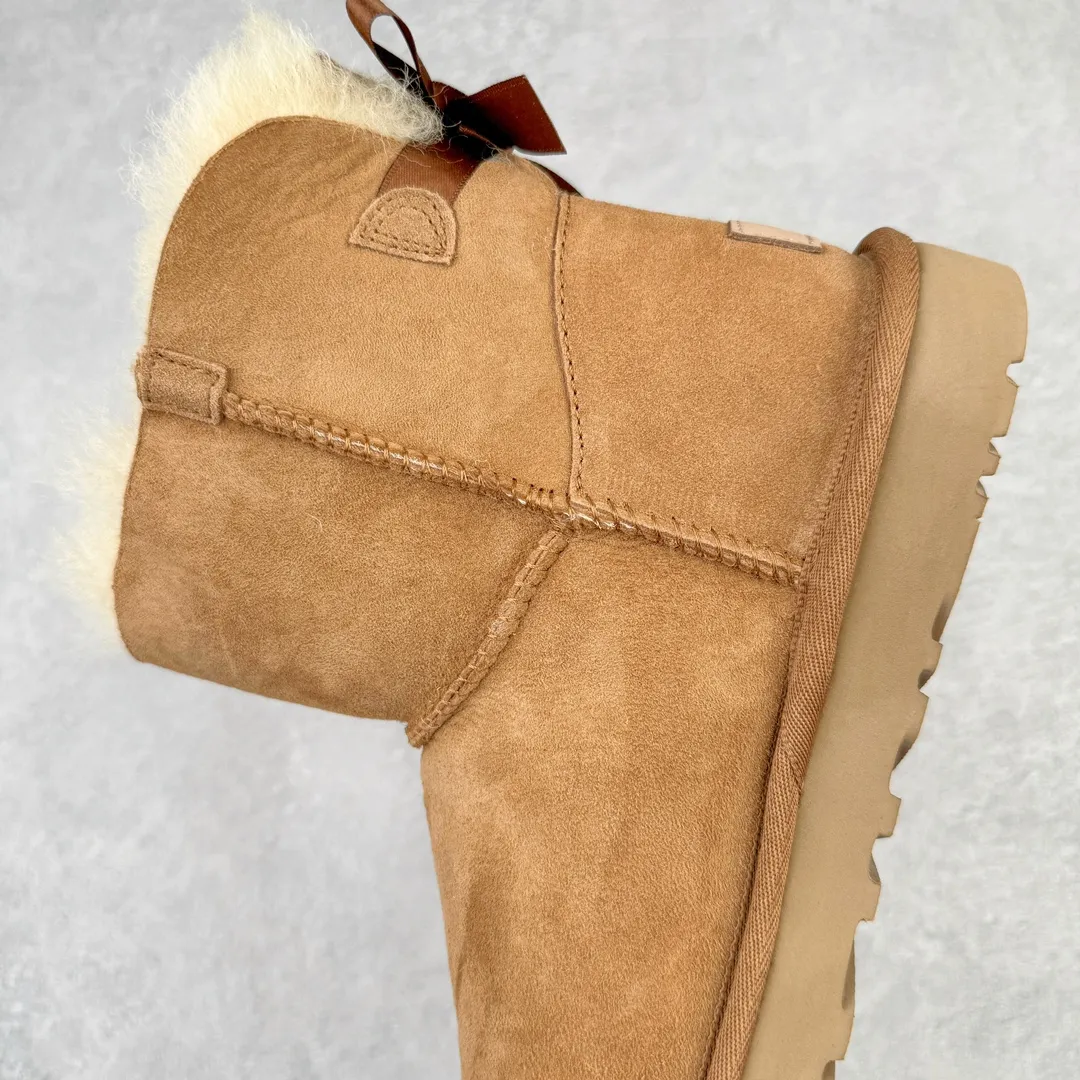 Pick up locally 💰520 UGG 6501 single ribbon bow autumn and winter sheep fur integrated snow boots. All shoes are made from the same factory as ZP. Longfeng A-grade Australian imported sheep fur integrated women's boots. Brand OEM production line. Fully follow the ZP process. OEM original pattern maker. Adhering to the principle of no original shoes and no development selection. Pay attention to every detail. The most authentic version on the market TREADLITE "Light Wing" technology outsole Lightweight/durable/flexible/pile size: 35 36 37 38 39 40 Coding: by2936080